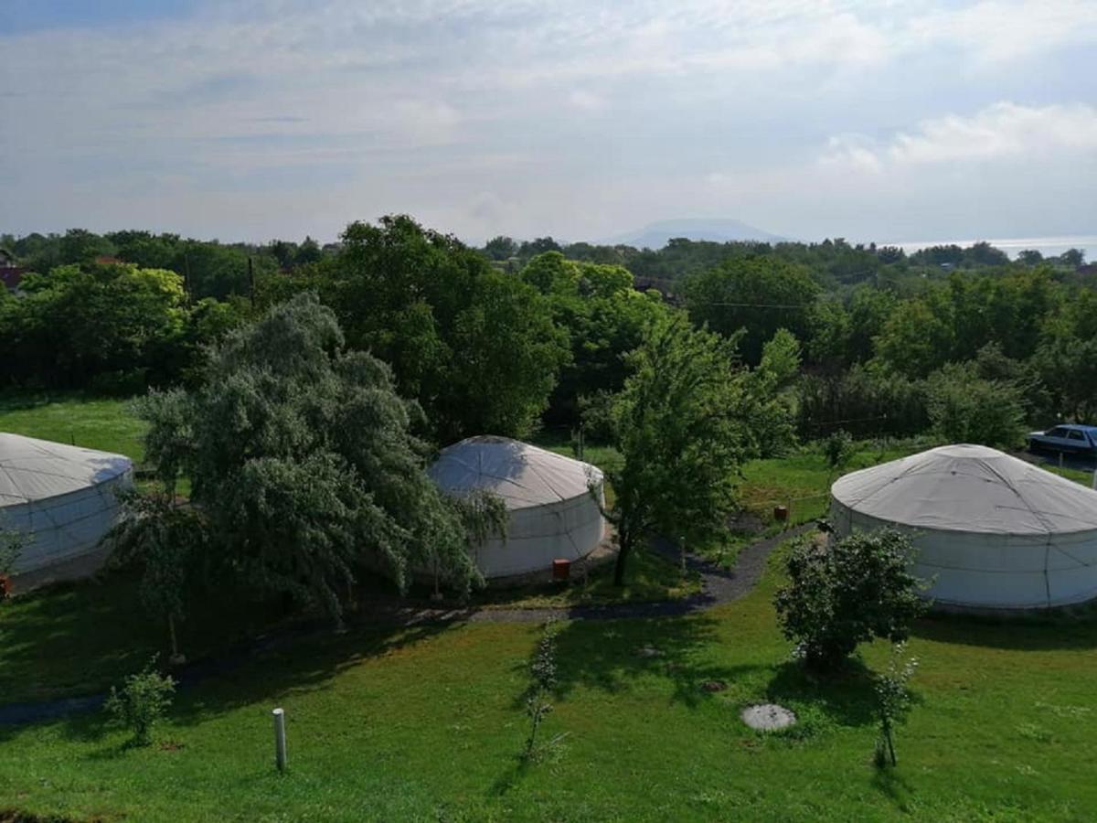 Jurta Hotel Balatongyoeroek Екстер'єр фото
