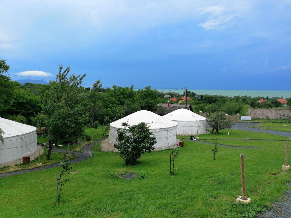 Jurta Hotel Balatongyoeroek Екстер'єр фото