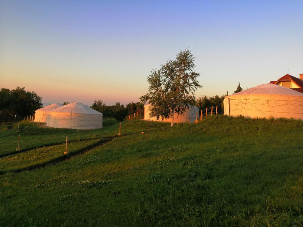 Jurta Hotel Balatongyoeroek Екстер'єр фото