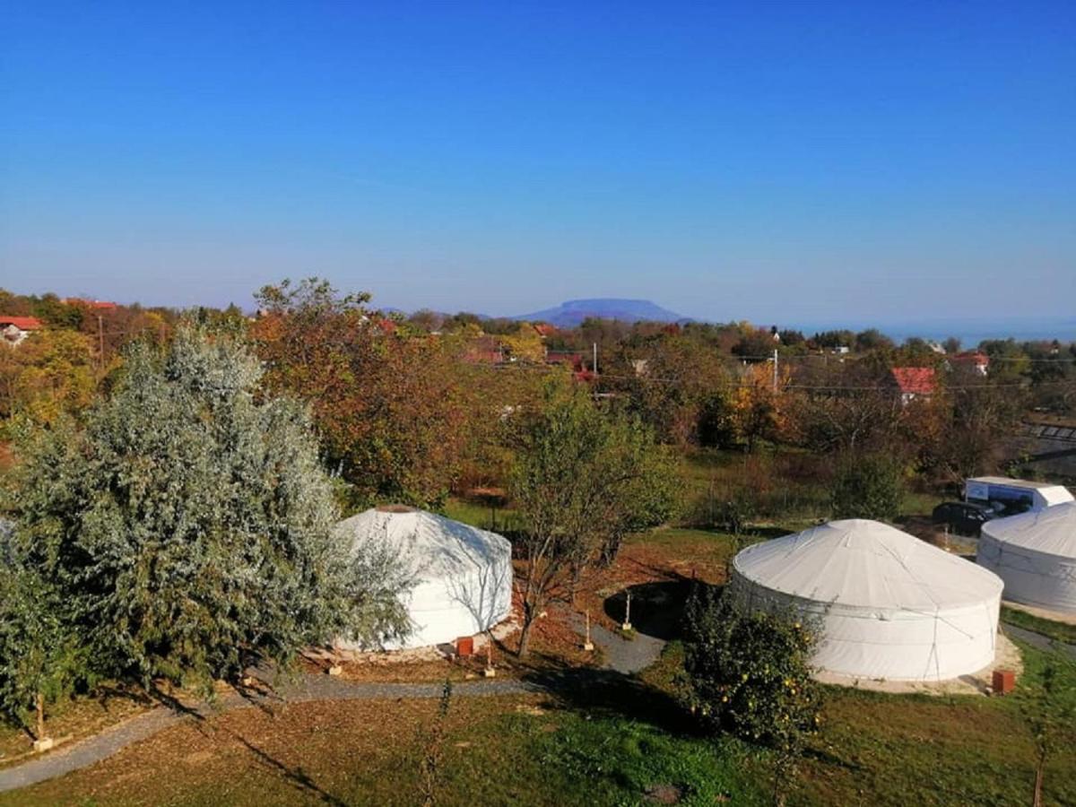 Jurta Hotel Balatongyoeroek Екстер'єр фото