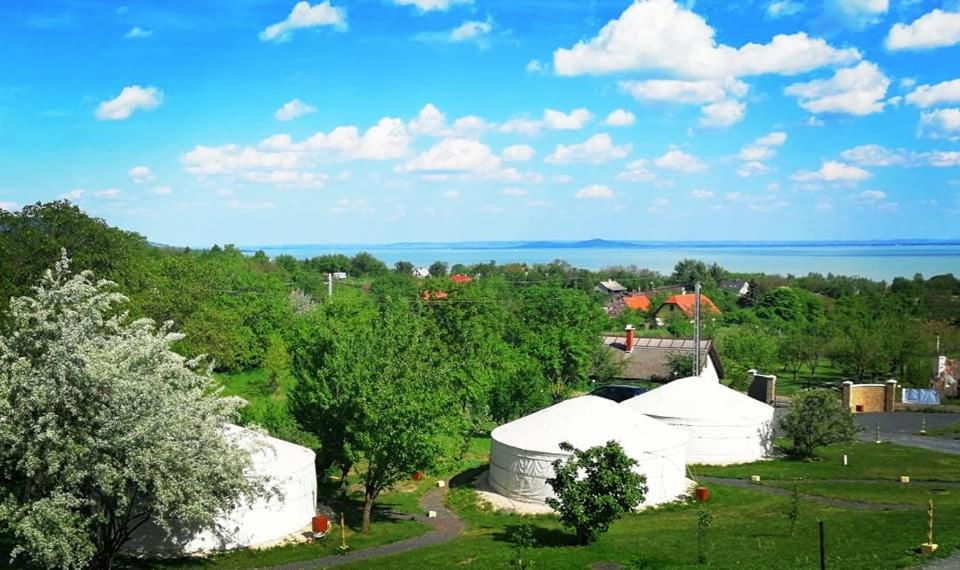 Jurta Hotel Balatongyoeroek Екстер'єр фото