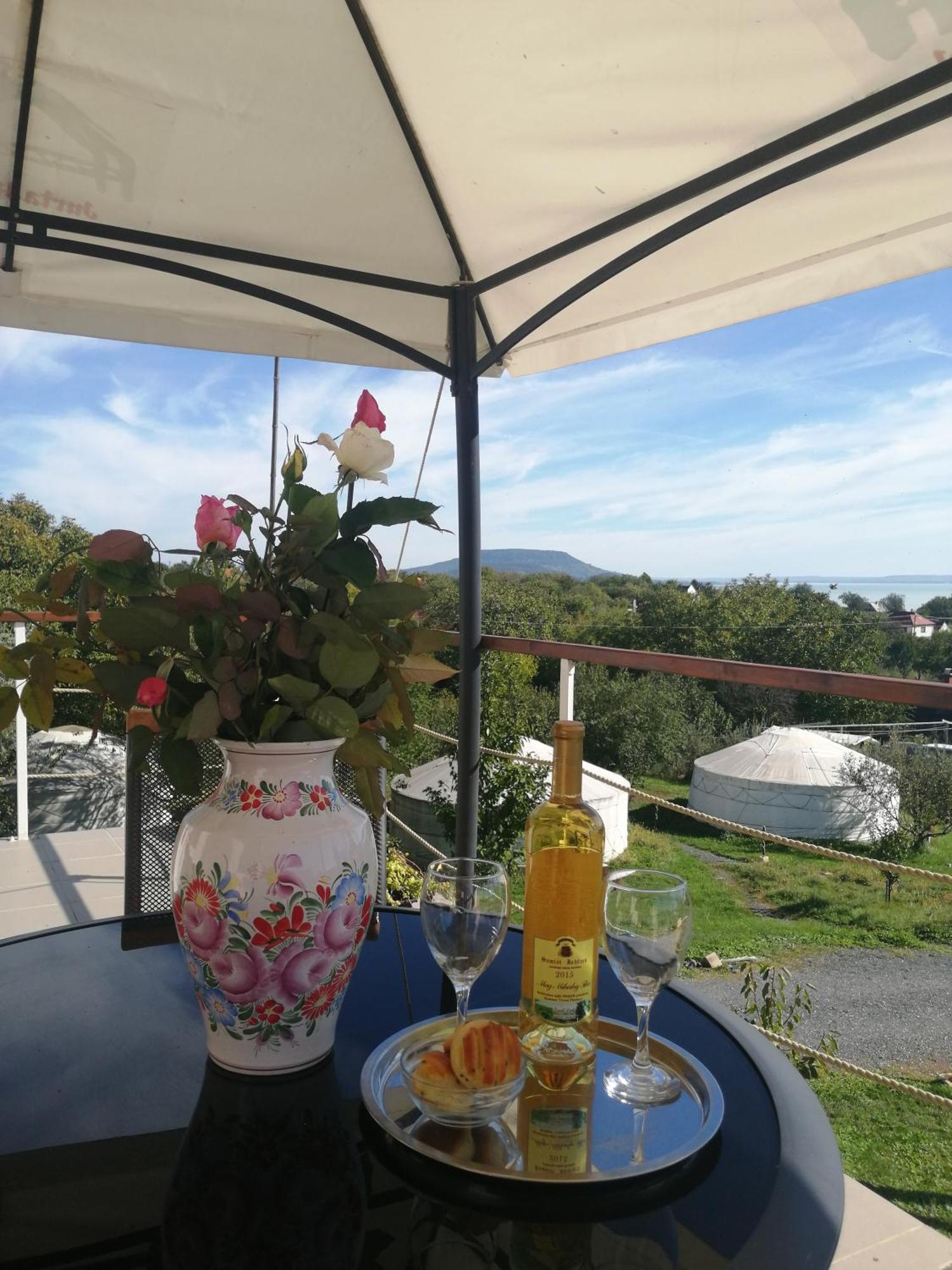 Jurta Hotel Balatongyoeroek Екстер'єр фото