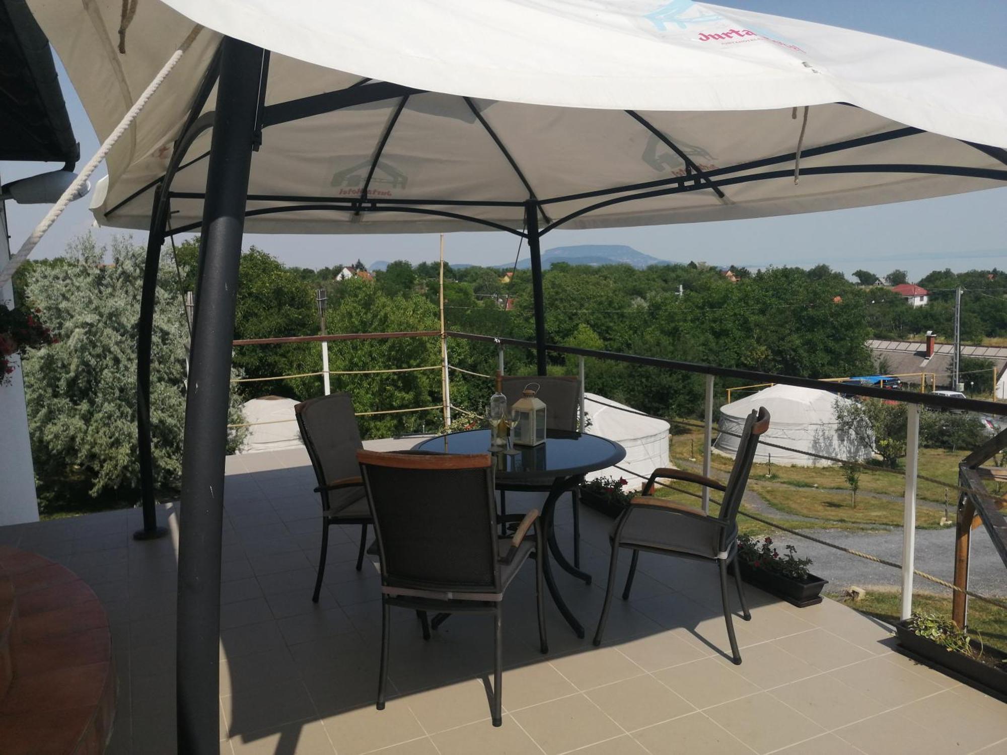 Jurta Hotel Balatongyoeroek Екстер'єр фото