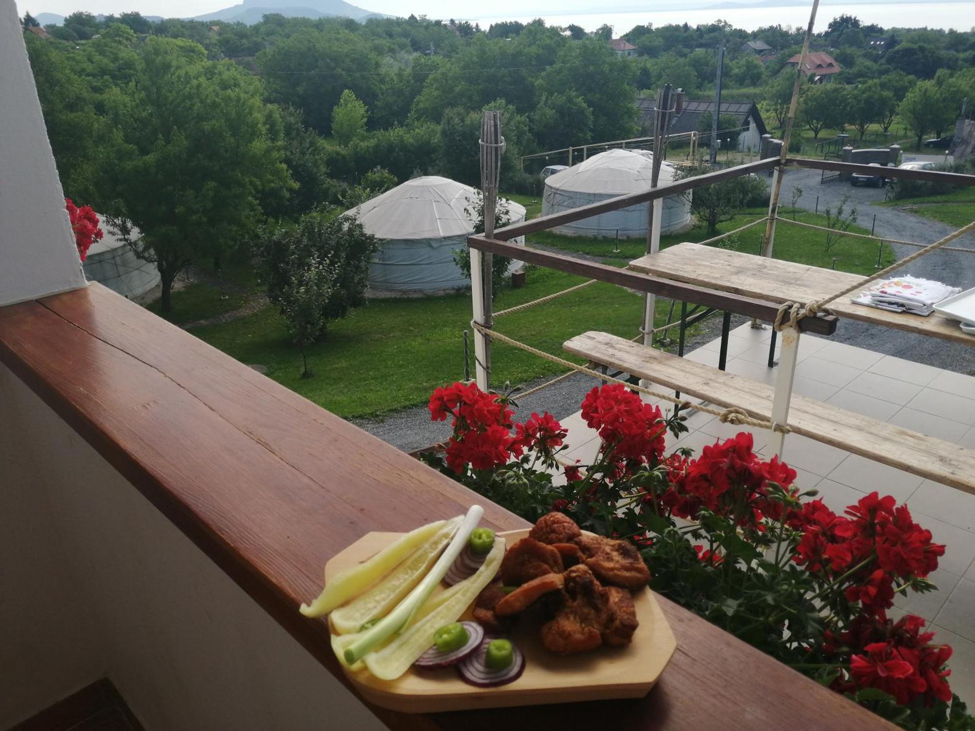 Jurta Hotel Balatongyoeroek Екстер'єр фото