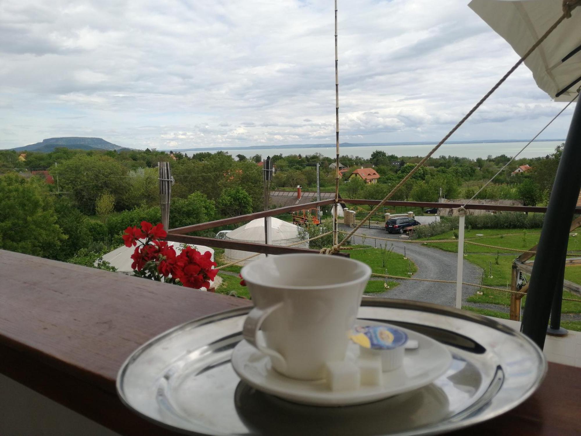 Jurta Hotel Balatongyoeroek Екстер'єр фото
