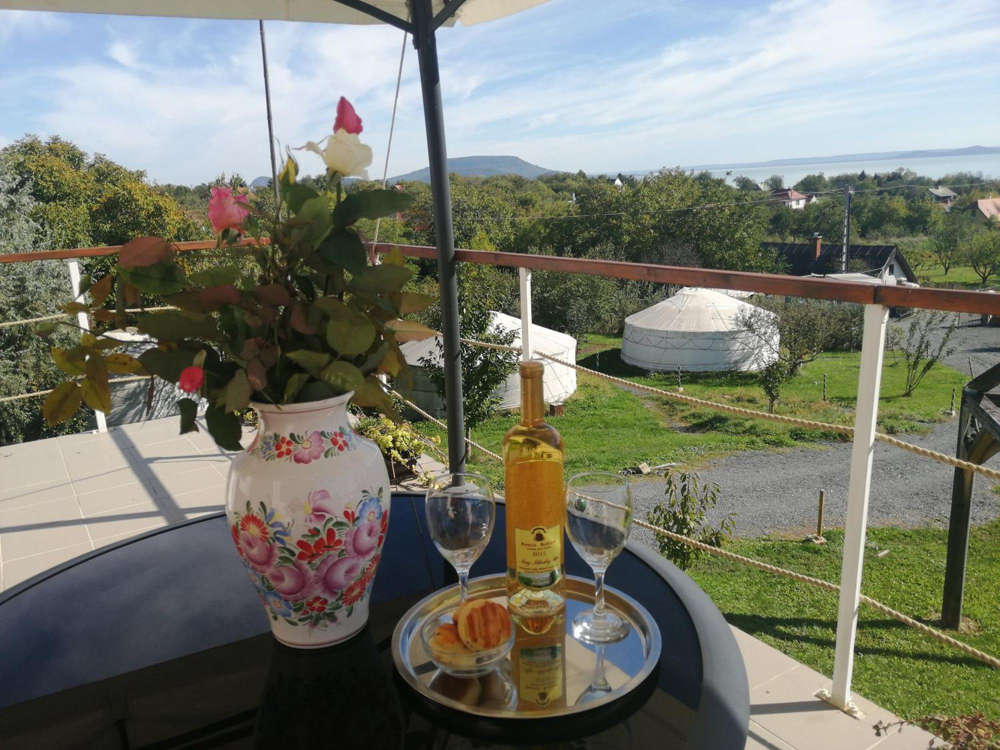 Jurta Hotel Balatongyoeroek Екстер'єр фото