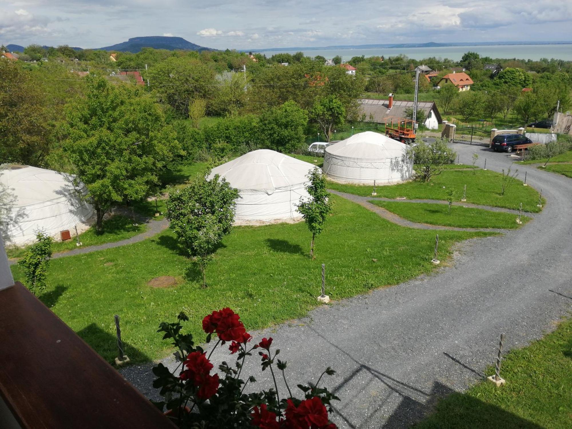 Jurta Hotel Balatongyoeroek Екстер'єр фото