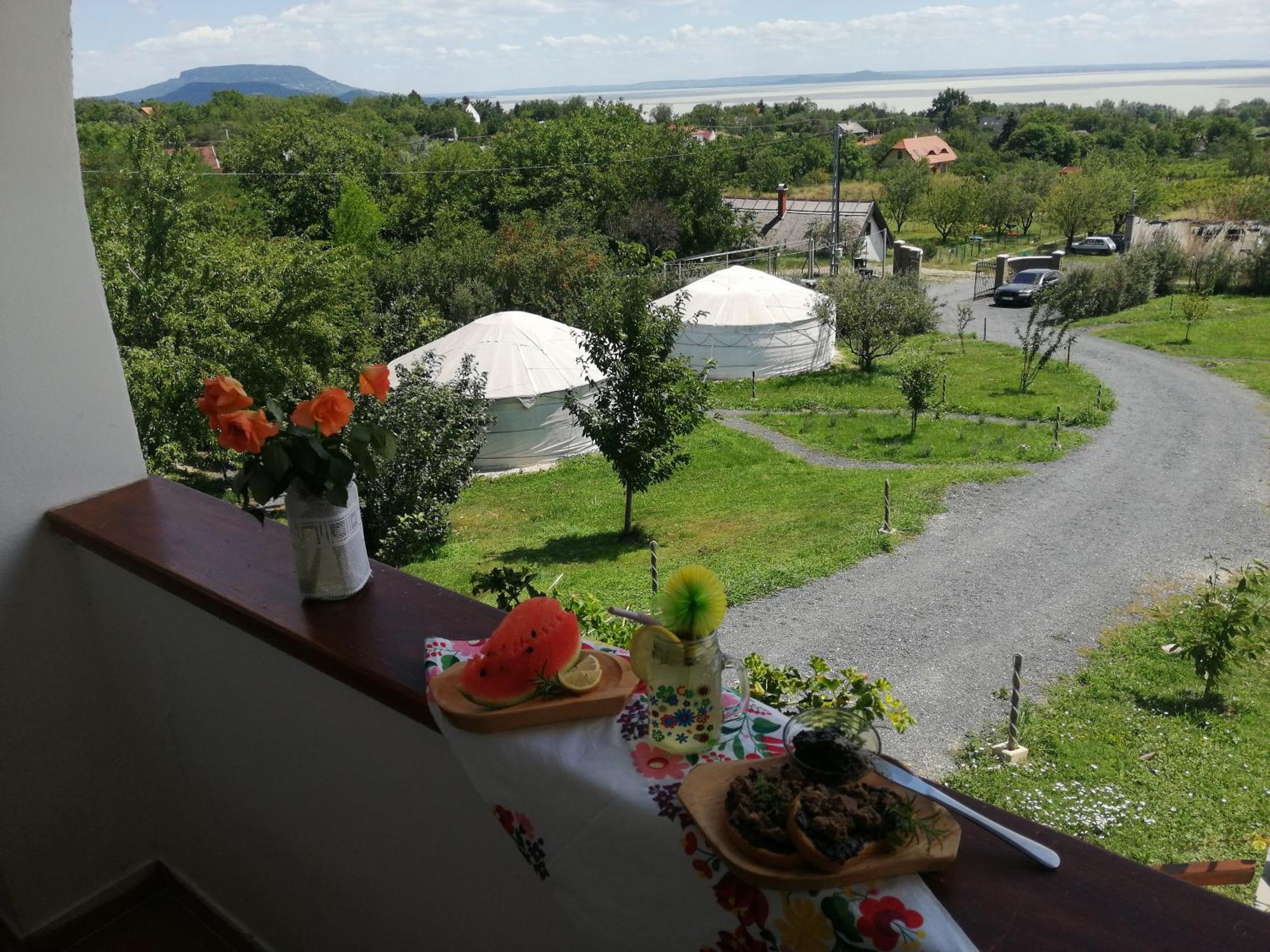 Jurta Hotel Balatongyoeroek Екстер'єр фото