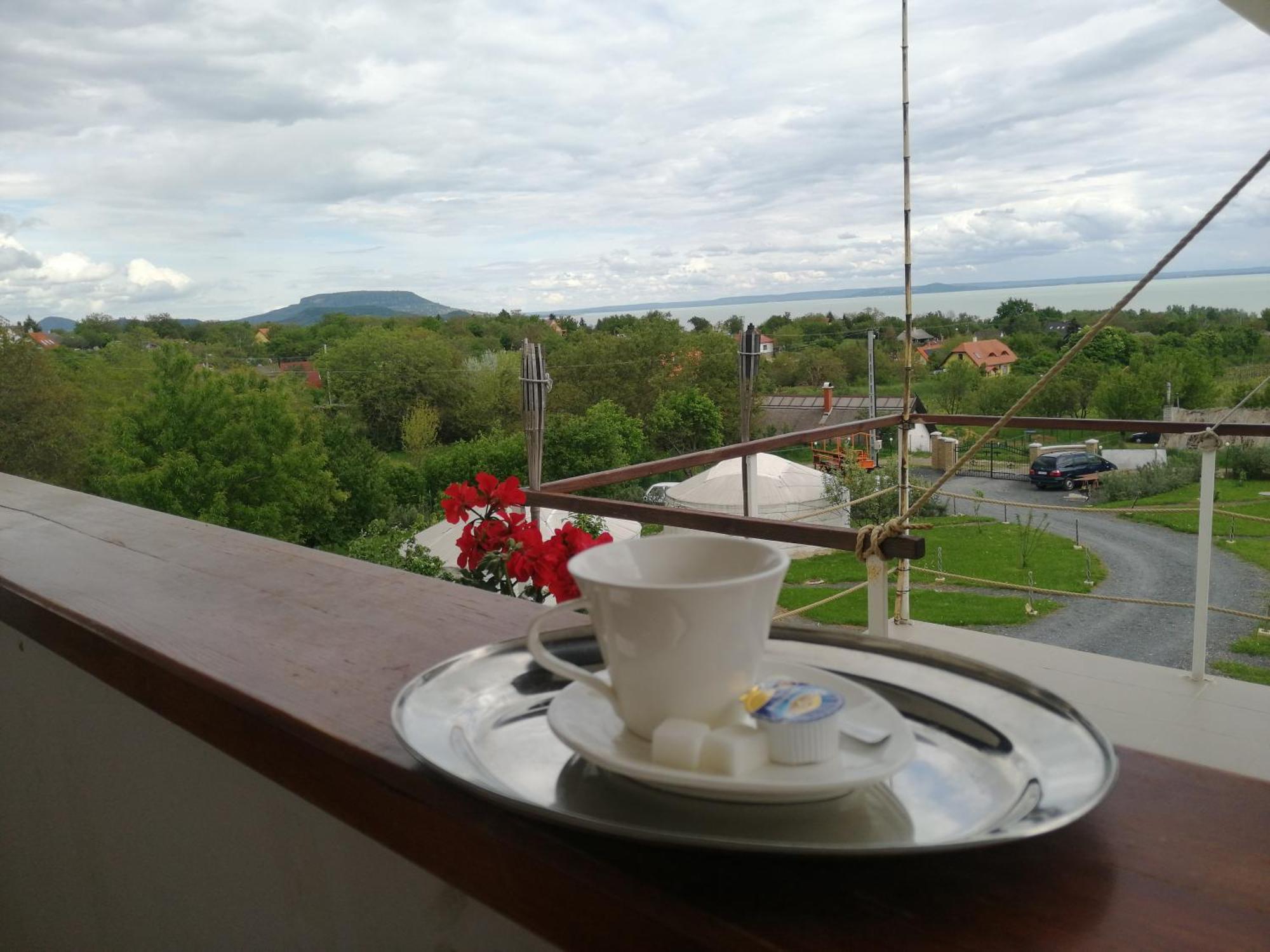 Jurta Hotel Balatongyoeroek Екстер'єр фото